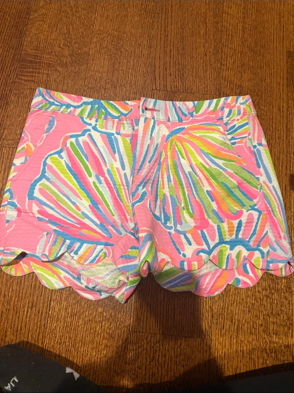 Lilly Pulitzer scalloped buttercup short - Picture 1 of 3